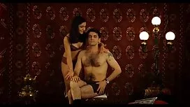 Il ragazzo mangia un ...