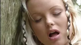 Bionda in piscina se ...