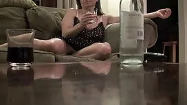 L'uomo si mette un a ...